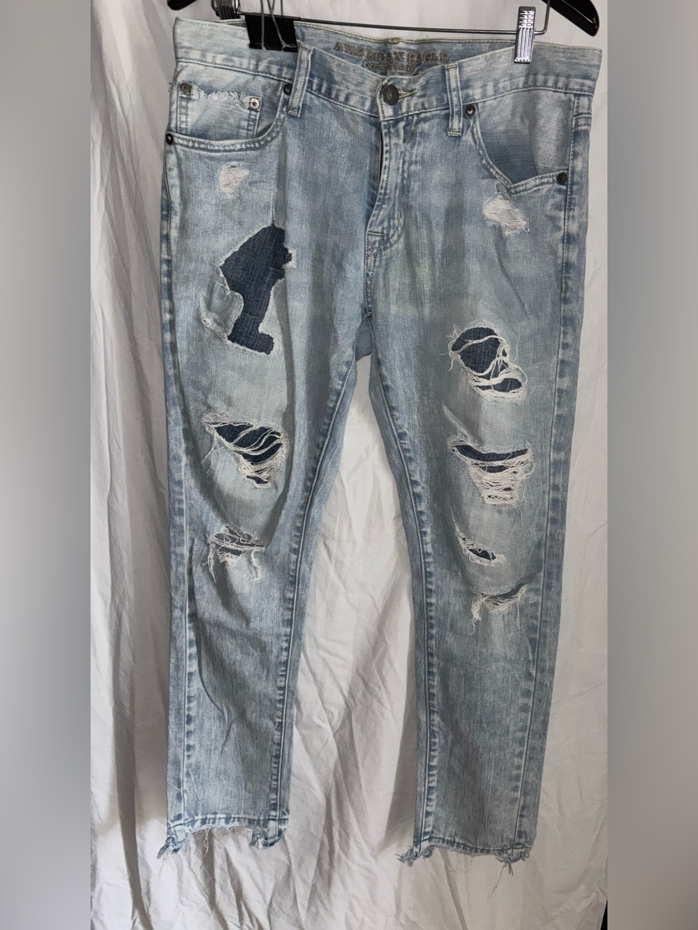 American eagle men’s Light Wash Distressed Ripped Jeans